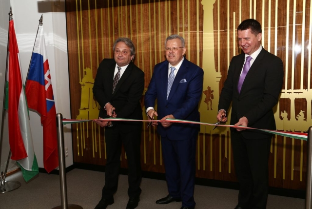 Otvorenie honorárneho konzulátu Maďarska v Nitre - prestrihnutie pásky
