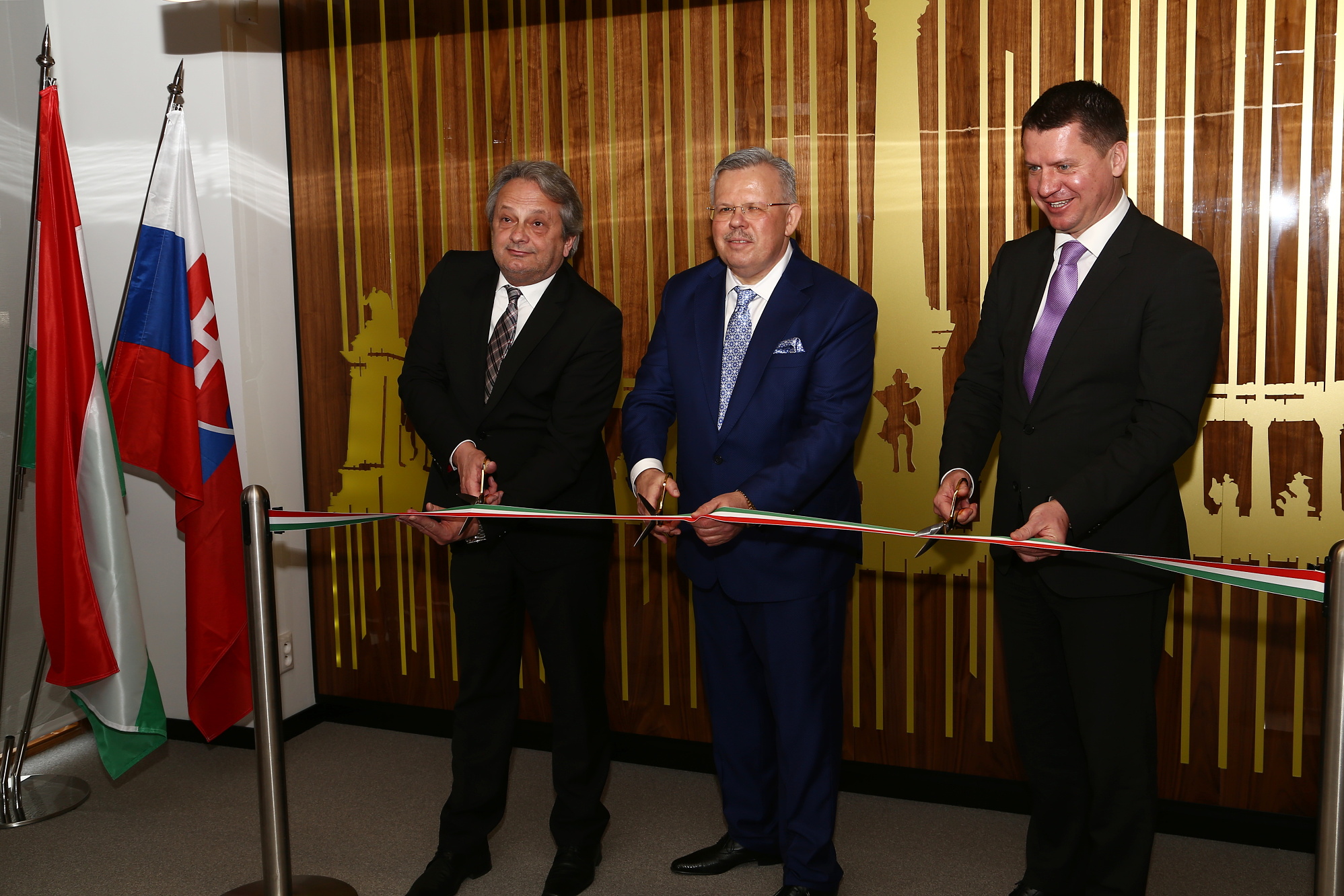 Otvorenie honorárneho konzulátu Maďarska v Nitre - prestrihnutie pásky